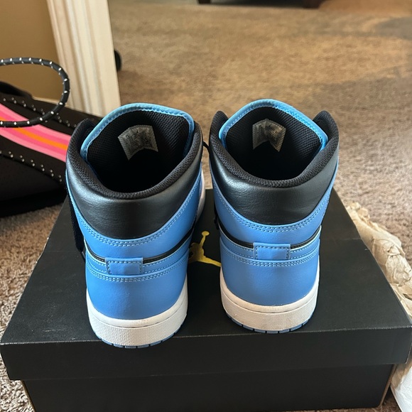 Jordan 1 Mid
University Blue Black - Picture 4 of 7